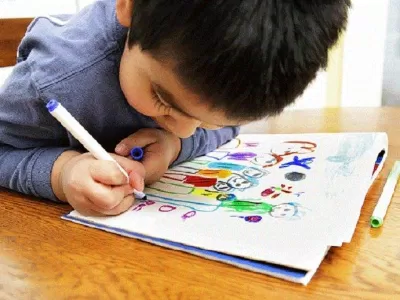 Vẽ tranh và tô màu giúp trẻ phát triển óc sáng tạo từ khi còn rất nhỏ (Ảnh: Internet).