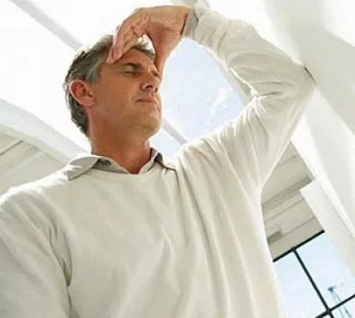 Hoa mắt chóng mặt khi vừa đứng dậy là biểu hiện của hạ huyết áp tư thế (Ảnh: Internet). Hoa mắt chóng mặt khi vừa đứng dậy là biểu hiện của hạ huyết áp tư thế (Ảnh: Internet).