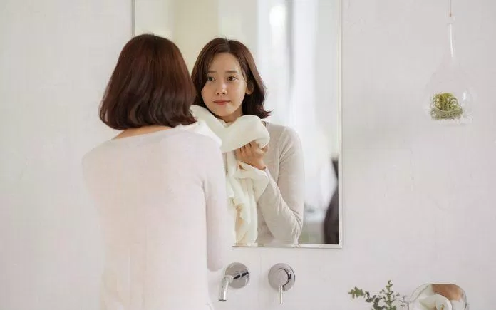 Hạn chế makeup và đơn giản hóa các bước skincarre khi ở nhà thường xuyên giúp làn da "dễ thở" và khỏe mạnh hơn (ảnh: internet)