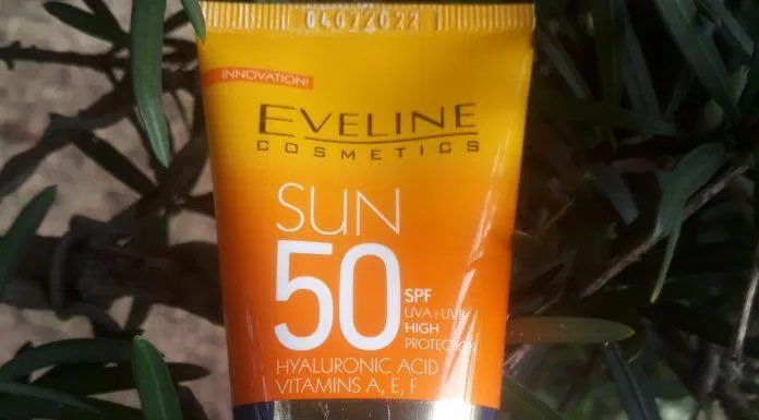 Tuýp kem chống nắng cho da nhạy cảm Eveline Sun Protection Face Cream SPF 50 sáng bóng, đẹp tinh tế, dễ thương, tiện lợi bỏ túi xách mang theo bên mình (ảnh: BlogAnChoi).