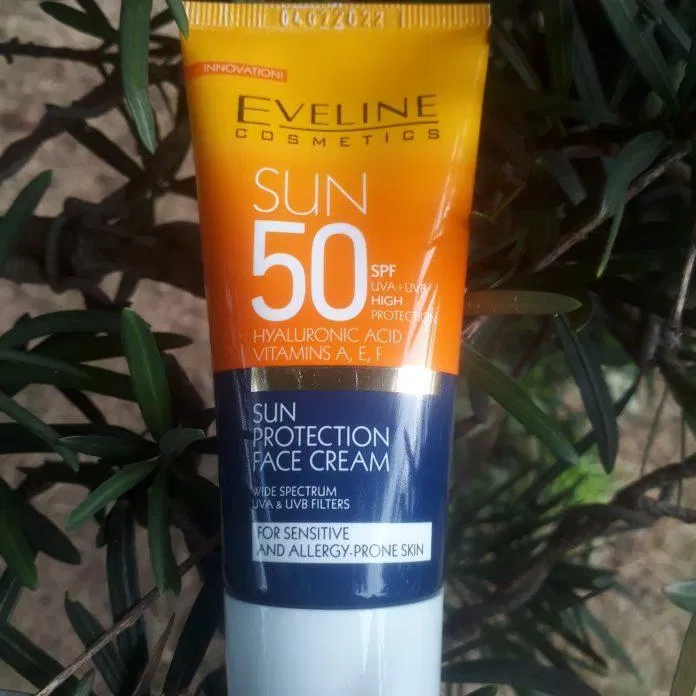 Tuýp kem chống nắng cho da nhạy cảm Eveline Sun Protection Face Cream SPF 50 sáng bóng, đẹp tinh tế, dễ thương, tiện lợi bỏ túi xách mang theo bên mình (ảnh: BlogAnChoi).