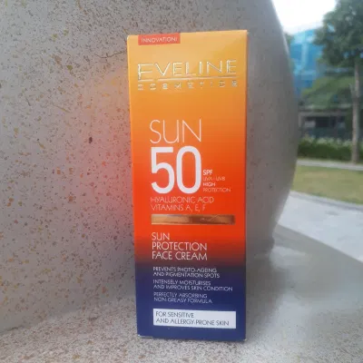 Vỏ hộp kem chống nắng Eveline Sun Protection Face Cream SPF 50 gây ấn tượng với người nhìn do được trang trí bởi những gam màu hút mắt (ảnh: BlogAnChoi).