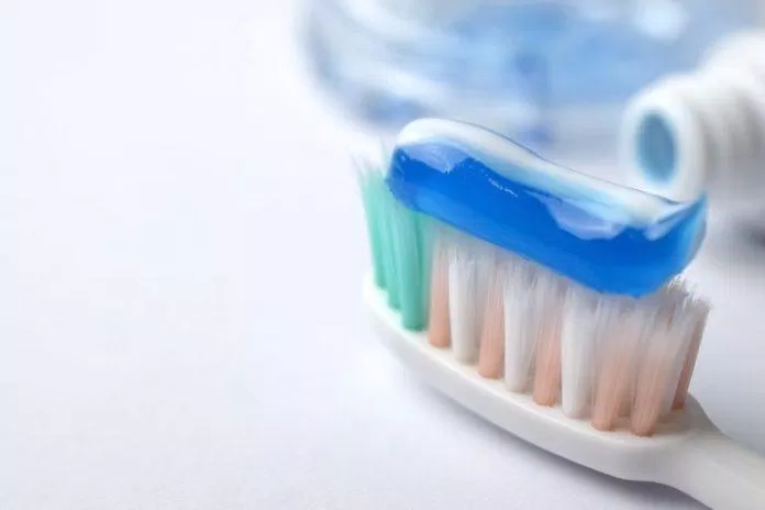 Kem đánh răng chứa fluor ngày càng phổ biến ở khắp mọi nơi (Ảnh: Internet).