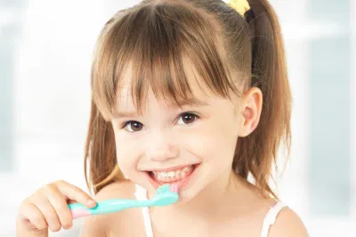 Trẻ em ở độ tuổi mọc răng cần được bảo vệ bằng kem đánh răng chứa fluor (Ảnh: Internet). Trẻ em ở độ tuổi mọc răng cần được bảo vệ bằng kem đánh răng chứa fluor (Ảnh: Internet).