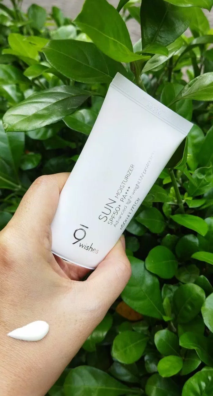 Kem chống nắng 9 Wishes Sun Moisturizer có kết cấu dạng kem sữa màu trắng đục, thẩm thấu nhanh (nguồn: BlogAnChoi)