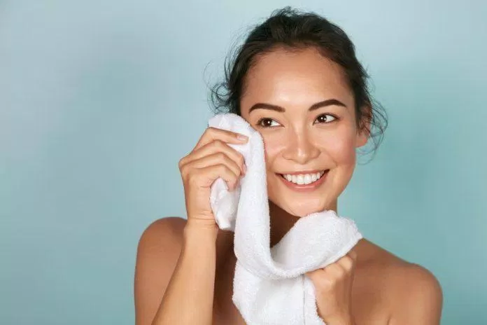 Việc dùng khăn lau mặt làm cho làn da không loại bỏ được tạp chất. (Nguồn: Internet)