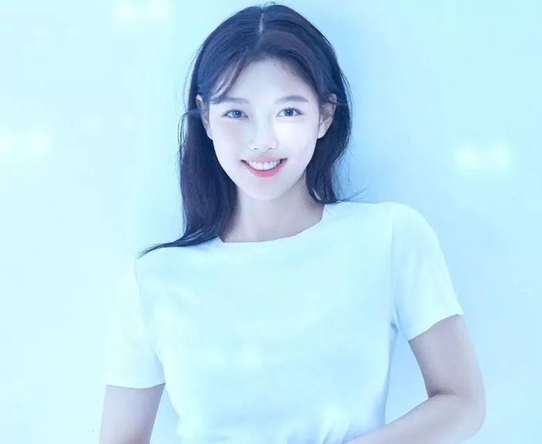 Kim Yoo Jung nữ diễn viên trở thành chủ đề nóng nhờ hình ảnh profile tuyệt đẹp. (Nguồn: Internet)