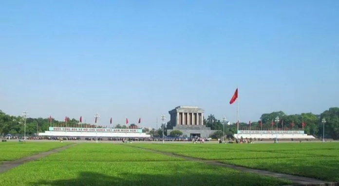 Chờ xem lễ hạ cờ trang nghiêm cũng là một trải nghiệm cực kỳ đáng nhớ. (Ảnh: Internet) Chờ xem lễ hạ cờ trang nghiêm cũng là một trải nghiệm cực kỳ đáng nhớ. (Ảnh: Internet)