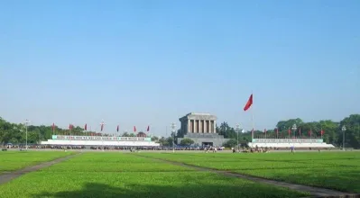 Chờ xem lễ hạ cờ trang nghiêm cũng là một trải nghiệm cực kỳ đáng nhớ. (Ảnh: Internet) Chờ xem lễ hạ cờ trang nghiêm cũng là một trải nghiệm cực kỳ đáng nhớ. (Ảnh: Internet)