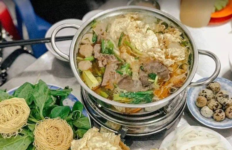 bò được cho khá nhiều vào lẩu, từ thịt, nạm, cho đến gân, sụn bò