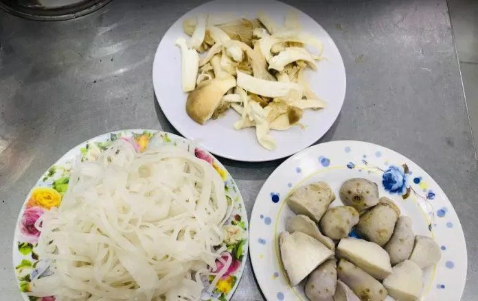 Nước lẩu thì nấu kèm với nấm và khoai nên nước ngọt, thanh và rất đậm đà (Ảnh: Internet)