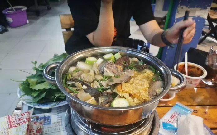 Lẩu thì lại có nhiều loại để khách có thể thoải mái lựa chọn mà lại cực kì nhiều bò, mùi vị lại rất thơm ngon. (Ảnh: Internet)