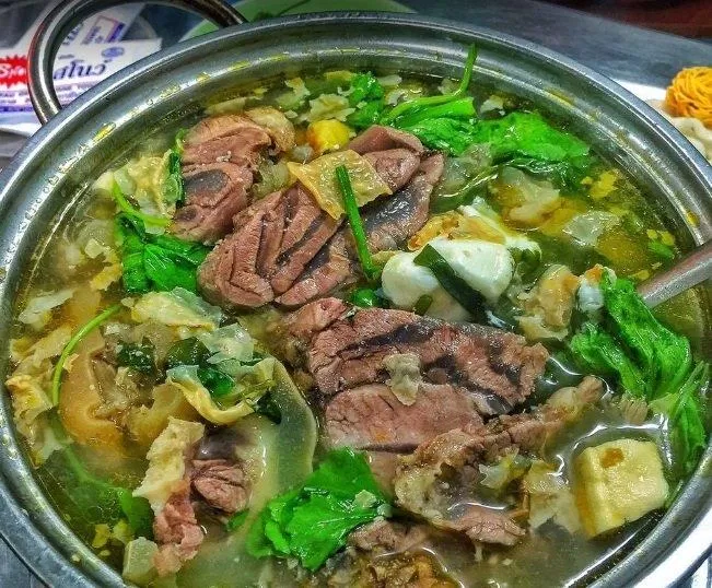 Lẩu và các món ăn thêm thì nhiều, tươi và đều có giá bình dân