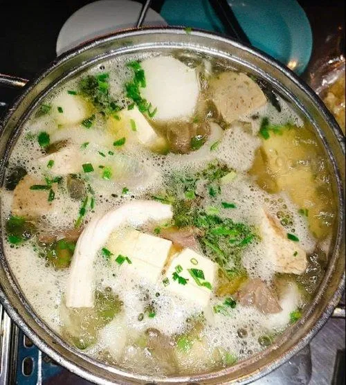 Tuy nhiên, quán lại có khá ít món ăn kèm nên phần lẩu bò sẽ không phong phú lắm (Ảnh: Internet)