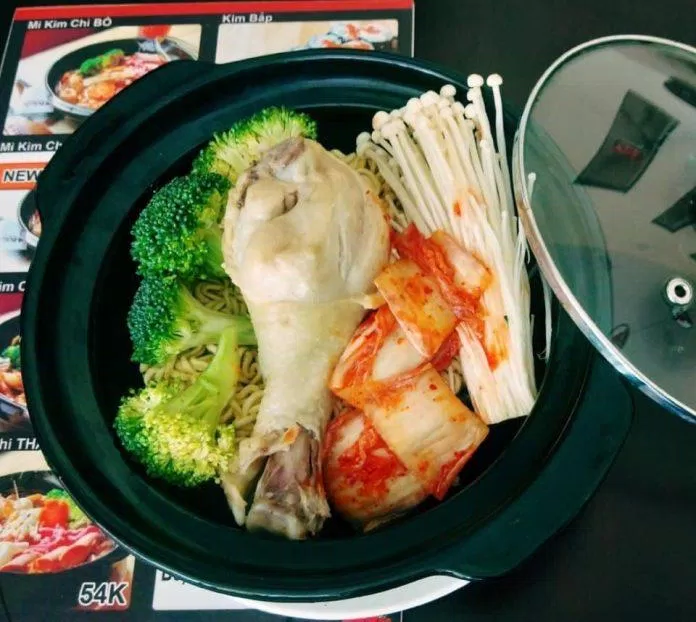 Mỳ kim chi đùi gà. (Ảnh: Internet)