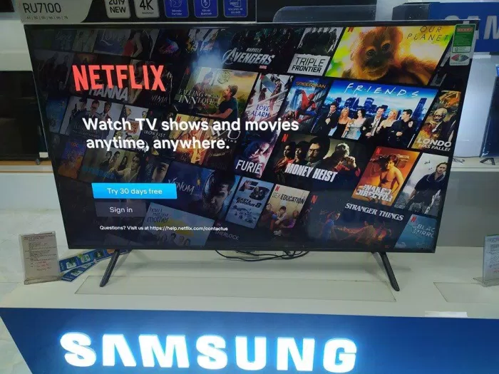 Smart TV của Samsung được trang bị sẵn ứng dụng Netflix do đáp ứng Widevine L1 (Ảnh: Internet).