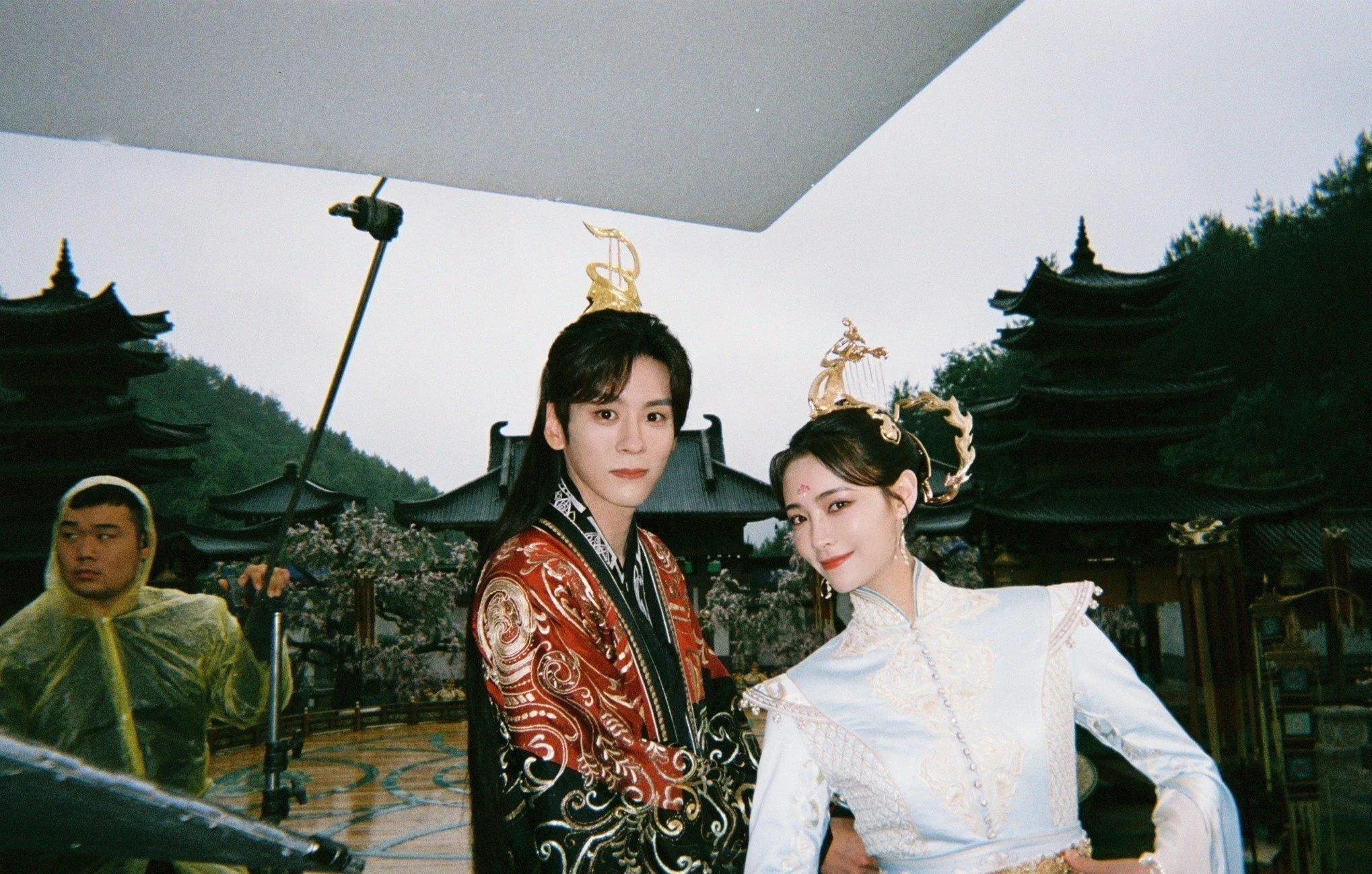 Ngụy Triết Minh và Hứa Giai Kỳ (THE9) tại phim trường Huyễn Nhạc Sâm Lâm (Ảnh: Internet).