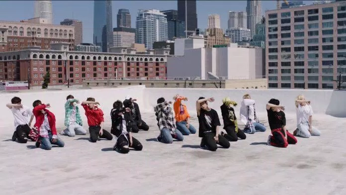 Nhóm gặt hái được thành công với "Don't Wanna Cry" (Nguồn: Internet). 13 thành viên SEVENTEEN tái ký hợp đồng làm các fan vỡ òa sung sướng! 13 thành viên SEVENTEEN tái kí hợp đồng Adore U SEVENTEEN fear seventeen HIT SEVENTEEN homerun seventeen KPOP Pledis Entertainment Seventeen SEVENTEEN - Pledis Entertainment tái ký hợp đòng thương hiệu