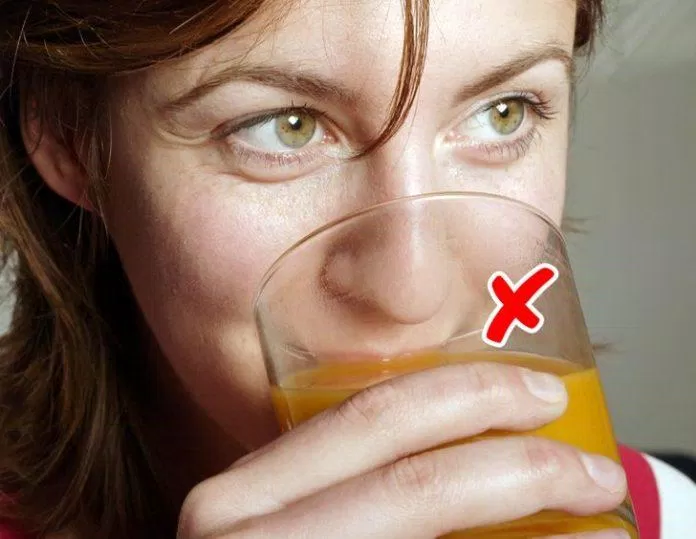 Có nhiều người nghĩ rằng nước cam sẽ tốt cho làn da bị cháy nắng đúng không? (Ảnh: Internet).