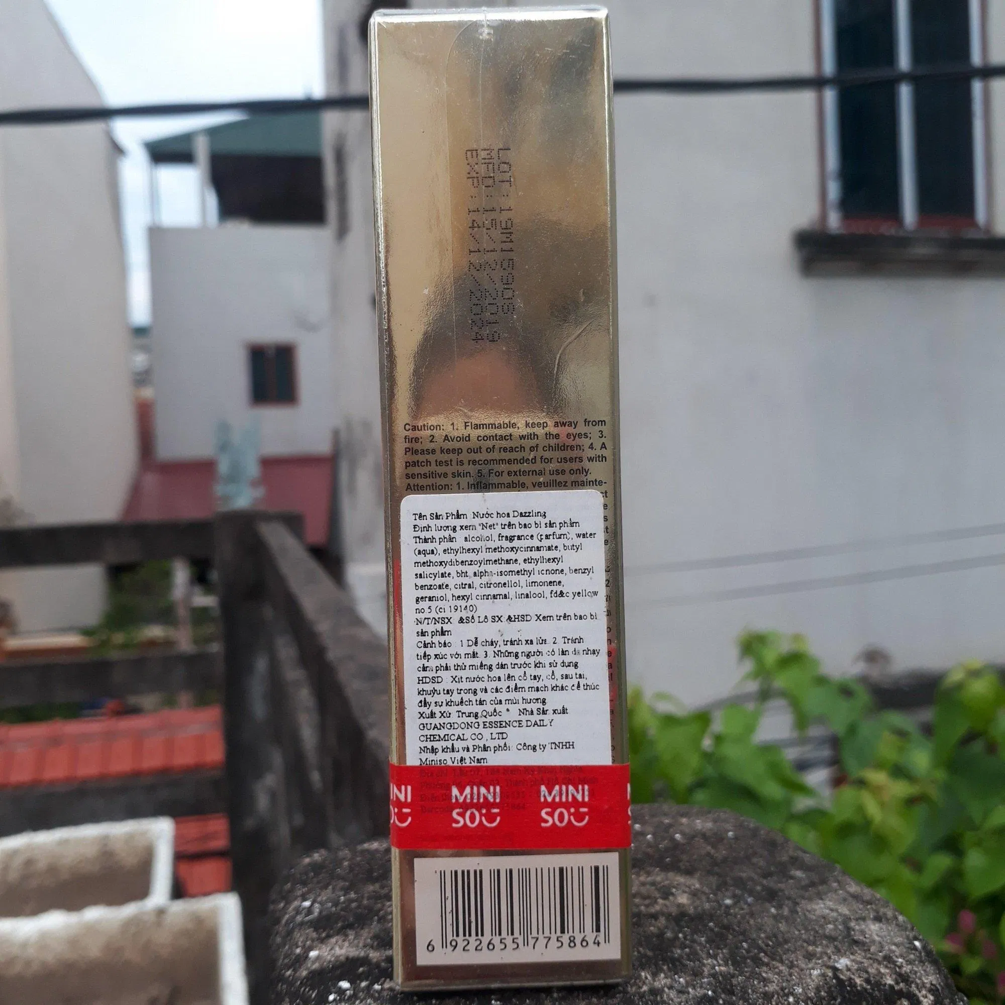 Tem dán chỉ dẫn bằng tiếng Việt và logo thương hiệu có biểu tượng nụ cười dán trên thân vỏ (ảnh: BlogAnChoi).