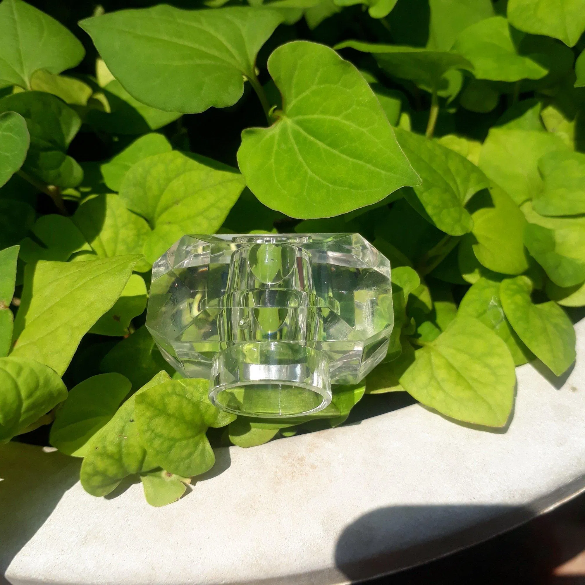 Nắp chai giống như một viên kim cương trong suốt (ảnh: BlogAnChoi).