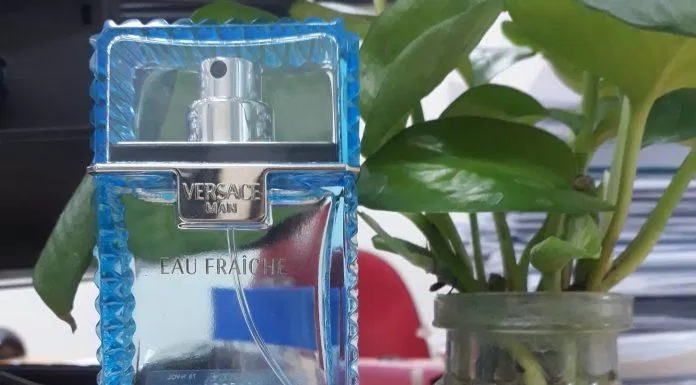 nước hoa Versace Man Eau Fraiche có độ tỏa hương vừa phải, phù hợp dùng vào mùa hạ (ảnh: BlogAnChoi).