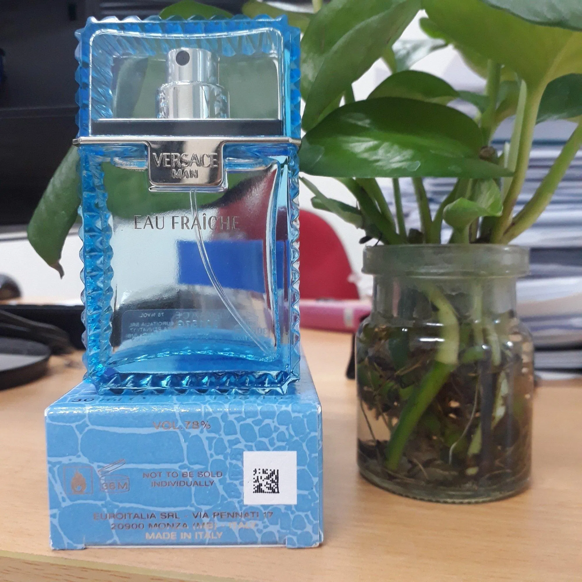 nước hoa Versace Man Eau Fraiche có độ tỏa hương vừa phải, phù hợp dùng vào mùa hạ (ảnh: BlogAnChoi).