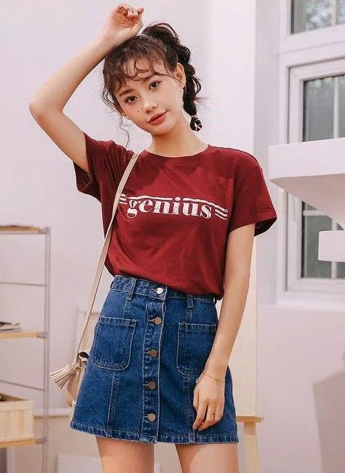 Item áo phông với váy ngắn Item áo phông với váy ngắn