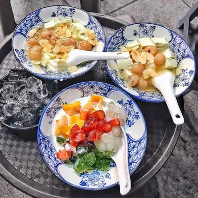 Chè Nhà Suvy sử dụng chén bát rất xinh và lạ. (Nguồn: Internet)
