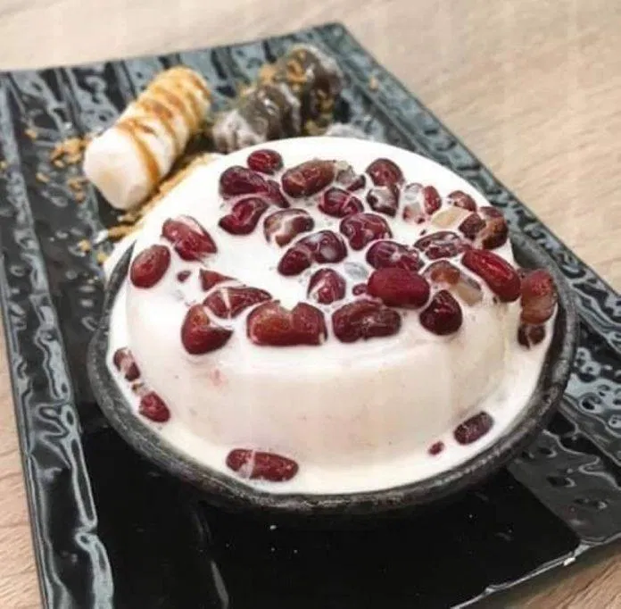 Ngoài ra, cửa hàng còn bán thêm đậu hũ trân châu đường đen là món được nhiều thực khách yêu thích. (Nguồn: Internet)