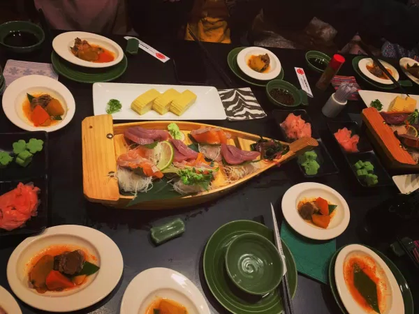 Bữa tiệc Sushi thịnh soạn (Nguồn: Internet)