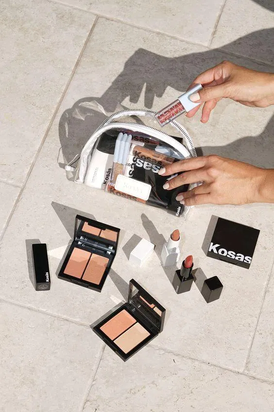 Bạn có thể review mỹ phẩm, đồ gia dụng, đồ trang trí, v.v. (Ảnh: Internet). Bạn có thể review mỹ phẩm, đồ gia dụng, đồ trang trí, v.v. (Ảnh: Internet).