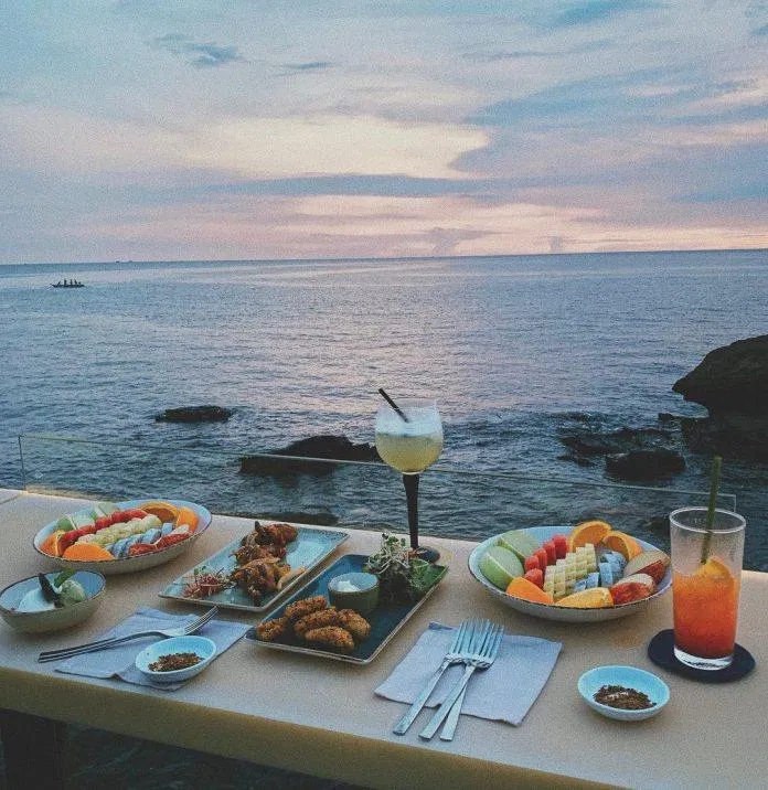 Thuộc sở hữu của Nam Nghi Resort, nên du khách muốn đến với Rock Island Club sẽ phải đi bằng tàu riêng của Nam Nghi (Ảnh: Internet). Thuộc sở hữu của Nam Nghi Resort, nên du khách muốn đến với Rock Island Club sẽ phải đi bằng tàu riêng của Nam Nghi (Ảnh: Internet).
