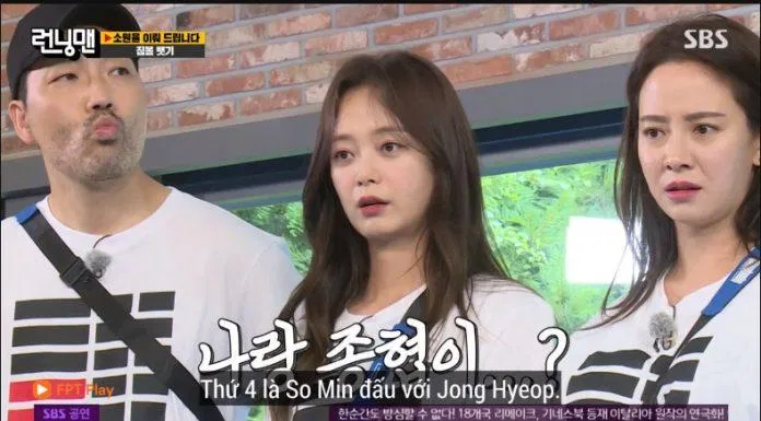 Nhưng ngay lập tức bị Yoo Jae Suk và Kim Jong Kook ngăn cản. (Ảnh: Internet). Nhưng ngay lập tức bị Yoo Jae Suk và Kim Jong Kook ngăn cản. (Ảnh: Internet).