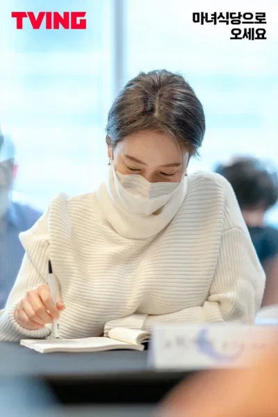 Song Ji Hyo đọc kịch bản cho bộ phim. (Ảnh: Internet). Song Ji Hyo đọc kịch bản cho bộ phim. (Ảnh: Internet).