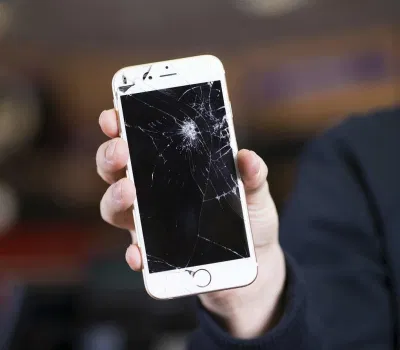 Có phải chính bạn cũng đang dùng một chiếc điện thoại bị nứt màn hình? (Ảnh: Internet). Có phải chính bạn cũng đang dùng một chiếc điện thoại bị nứt màn hình? (Ảnh: Internet).