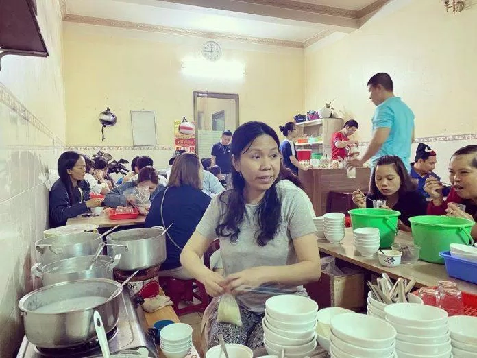 Cô chủ quán chè Hé và rất nhiều khách ghé thăm (Nguồn: Internet) Cô chủ quán chè Hé và rất nhiều khách ghé thăm (Nguồn: Internet)
