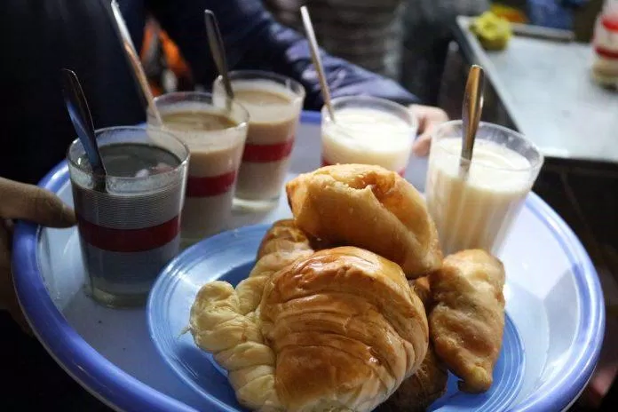 Cùng hội bạn đi ăn vặt ở quán sữa cô Dung béo (Nguồn: Internet) Cùng hội bạn đi ăn vặt ở quán sữa cô Dung béo (Nguồn: Internet)
