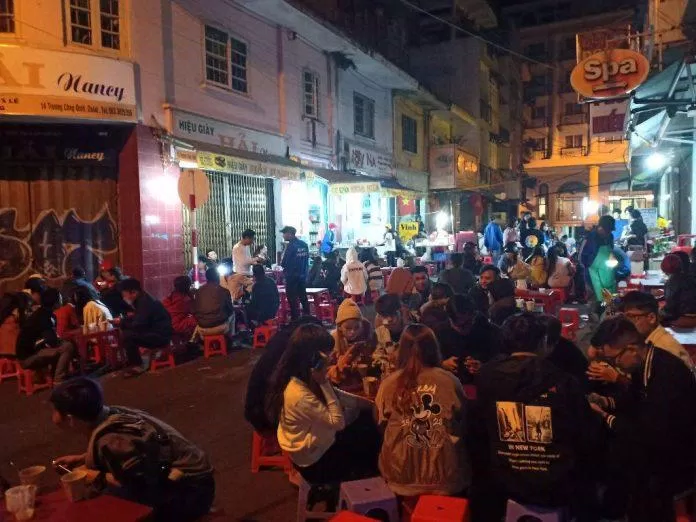 Quán sữa đậu nành Hoa Sữa thu hút rất nhiều bạn trẻ đến ăn vặt chật kín cả lối đi (Nguồn: Internet) Quán sữa đậu nành Hoa Sữa thu hút rất nhiều bạn trẻ đến ăn vặt chật kín cả lối đi (Nguồn: Internet)