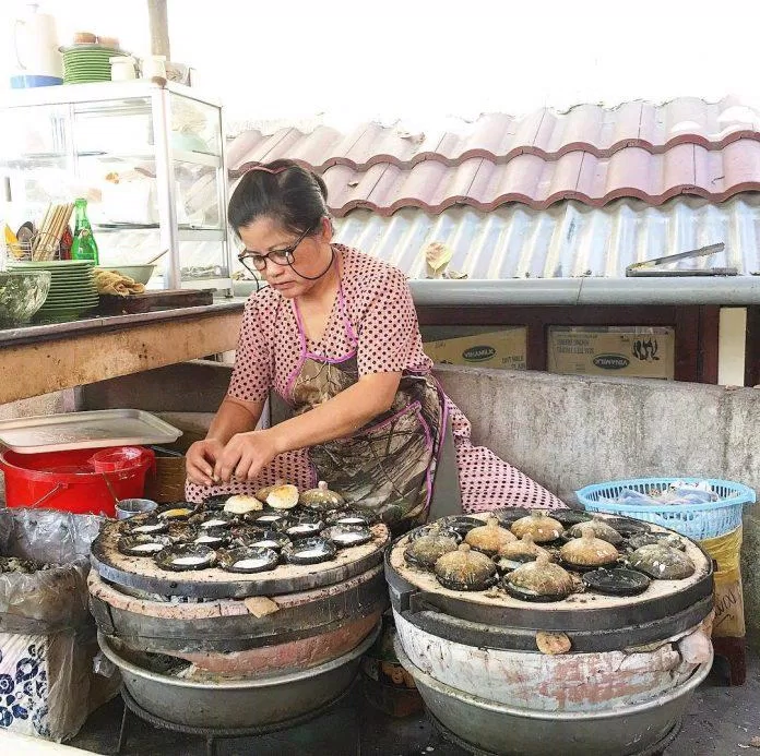 Cô chủ của quán Bánh Căn Cây Bơ đang làm bánh (Nguồn: Internet) Cô chủ của quán Bánh Căn Cây Bơ đang làm bánh (Nguồn: Internet)