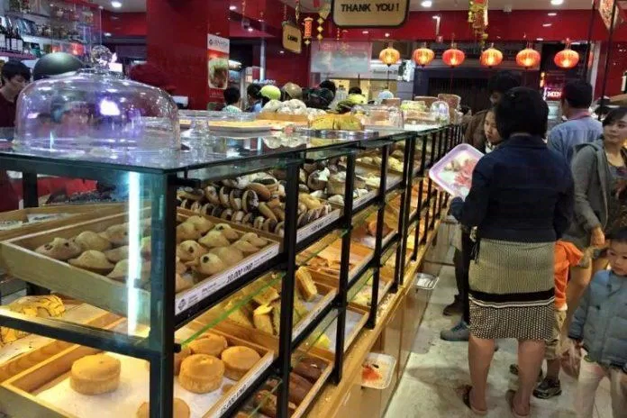 Những khách hàng đang lựa chọn các loại bánh ở Liên Hoa (Nguồn: Internet) Những khách hàng đang lựa chọn các loại bánh ở Liên Hoa (Nguồn: Internet)
