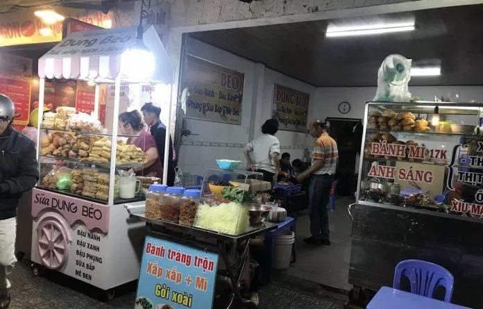 Quán Dung Béo bán đồ ăn vặt như sữa và bánh thu hút nhiều lượt khách (Nguồn: Internet)