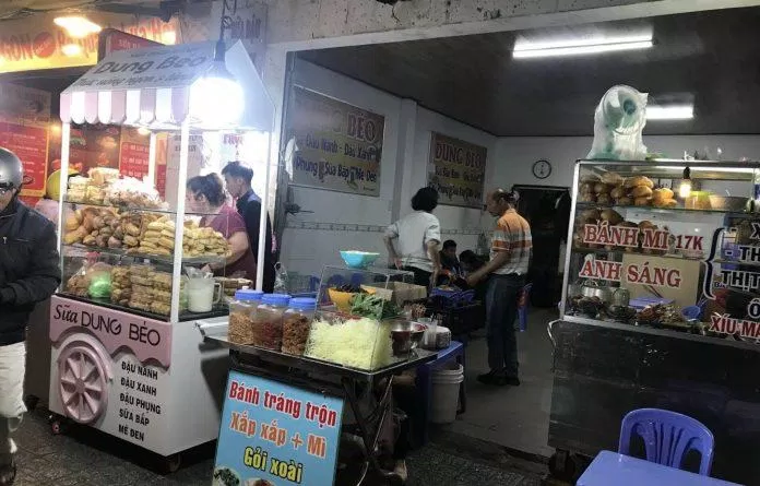 Quán Dung Béo bán đồ ăn vặt như sữa và bánh thu hút nhiều lượt khách (Nguồn: Internet) Quán Dung Béo bán đồ ăn vặt như sữa và bánh thu hút nhiều lượt khách (Nguồn: Internet)