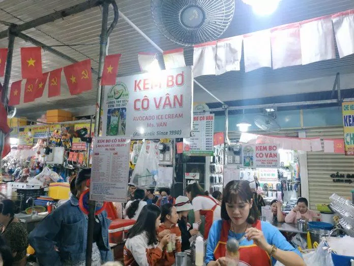 Kem Bơ cô Vân nằm ở trong chợ Bắc Mỹ An nhưng vẫn được nhiều khách săn đón (Nguồn: Internet) Kem Bơ cô Vân nằm ở trong chợ Bắc Mỹ An nhưng vẫn được nhiều khách săn đón (Nguồn: Internet)