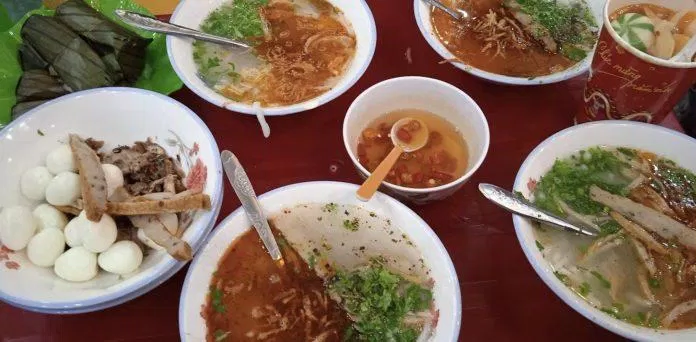 Món bánh canh ruộng thưởng thức cùng nhiều loại topping đi kèm (Nguồn: Internet) Món bánh canh ruộng thưởng thức cùng nhiều loại topping đi kèm (Nguồn: Internet)