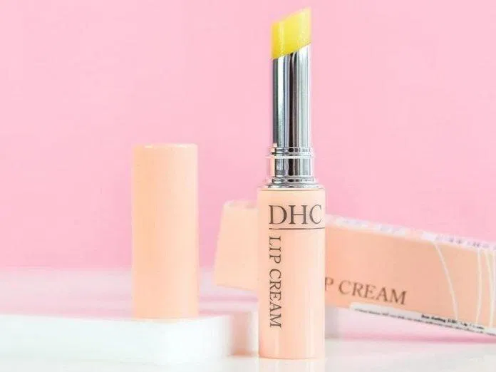 Son dưỡng DHC Lip Cream được xem là bản dupe tốt nhất của son dưỡng Dior (Nguồn: Internet) Son dưỡng DHC Lip Cream được xem là bản dupe tốt nhất của son dưỡng Dior (Nguồn: Internet)