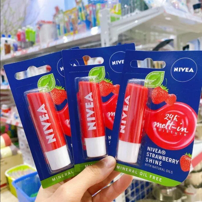 Son dưỡng Nivea có hương thơm ngọt và màu đỏ dâu tây bắt mắt (Nguồn: Internet) Son dưỡng Nivea có hương thơm ngọt và màu đỏ dâu tây bắt mắt (Nguồn: Internet)