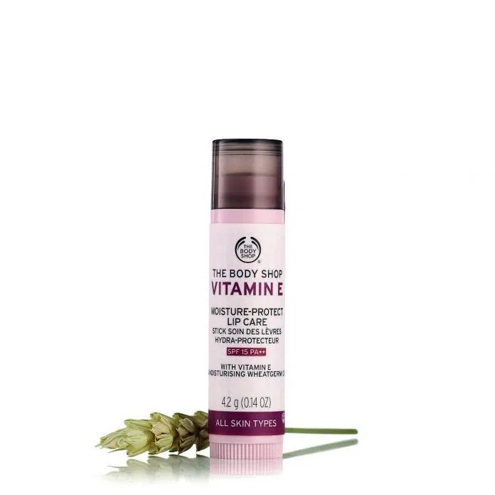 Son dưỡng The Body Shop Vitamin E Lip Care SPF15 với tác dụng 3 in 1 (Nguồn: Internet) Son dưỡng The Body Shop Vitamin E Lip Care SPF15 với tác dụng 3 in 1 (Nguồn: Internet)