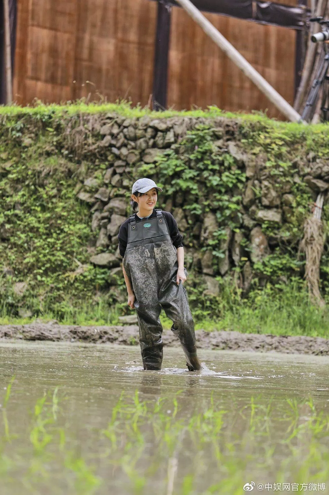 Cô nàng tích cực làm việc không kém khách mời nam nào (ảnh: internet) Cô nàng tích cực làm việc không kém khách mời nam nào (ảnh: internet)