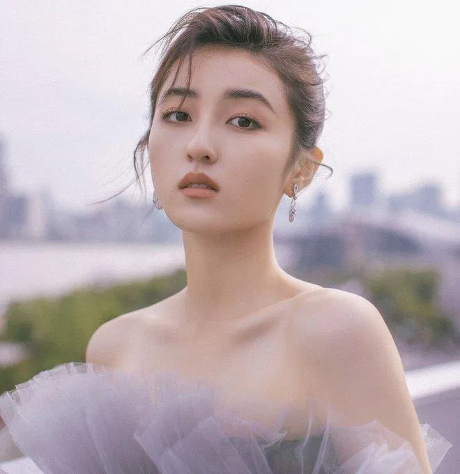 Nữ diễn viên trẻ Trương Tử Phong (ảnh: internet) Nữ diễn viên trẻ Trương Tử Phong (ảnh: internet)